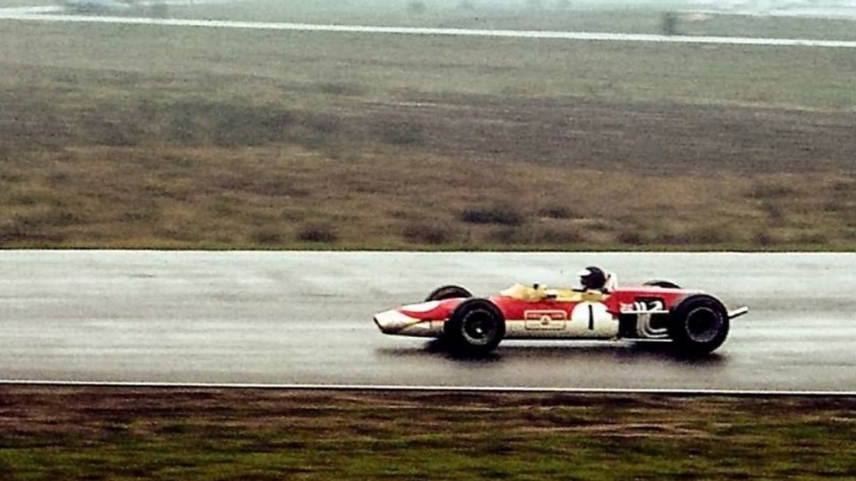 En la última foto que le sacaron compitiendo, tomada una vuelta antes de la tragedia que terminó con su vida, Clark conduce su Lotus en el veloz y peligroso Hockenheim. Tras haber largado desde el séptimo cajón de la grilla, el accidente se produjo en el quinto giro de la serie inicial, bajo una persistente lluvia, y mientras marchaba en la octava posición. En la última foto que le sacaron compitiendo, tomada una vuelta antes de la tragedia que terminó con su vida, Clark conduce su Lotus en el veloz y peligroso Hockenheim. Tras haber largado desde el séptimo cajón de la grilla, el accidente se produjo en el quinto giro de la serie inicial, bajo una persistente lluvia, y mientras marchaba en la octava posición.