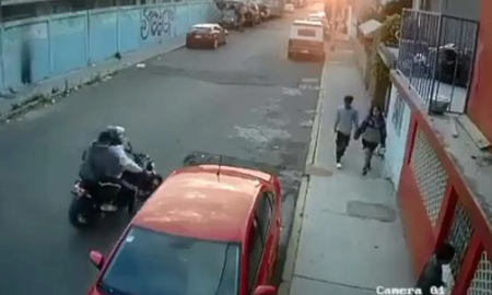 Salió corriendo, la dejó sola con el ladrón y le robaron: Con ese novio para qué quiere enemigos Salió corriendo, la dejó sola con el ladrón y le robaron: Con ese novio para qué quiere enemigos