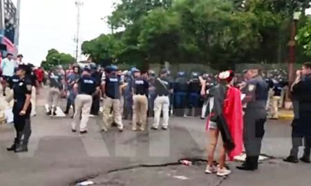 Detuvieron a más de 30 hinchas de Colón en Paraguay. Detuvieron a más de 30 hinchas de Colón en Paraguay.
