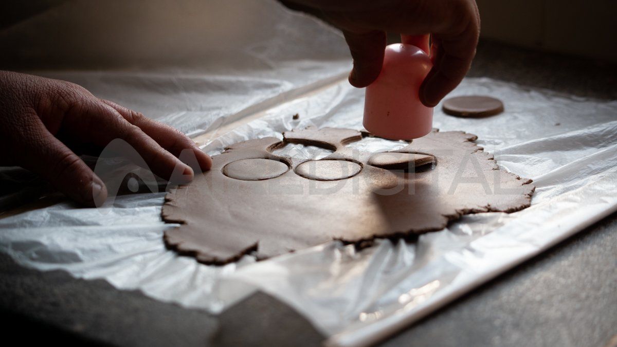 Las tapas de los alfajores tienen un color más oscuro por la harina de algarroba.