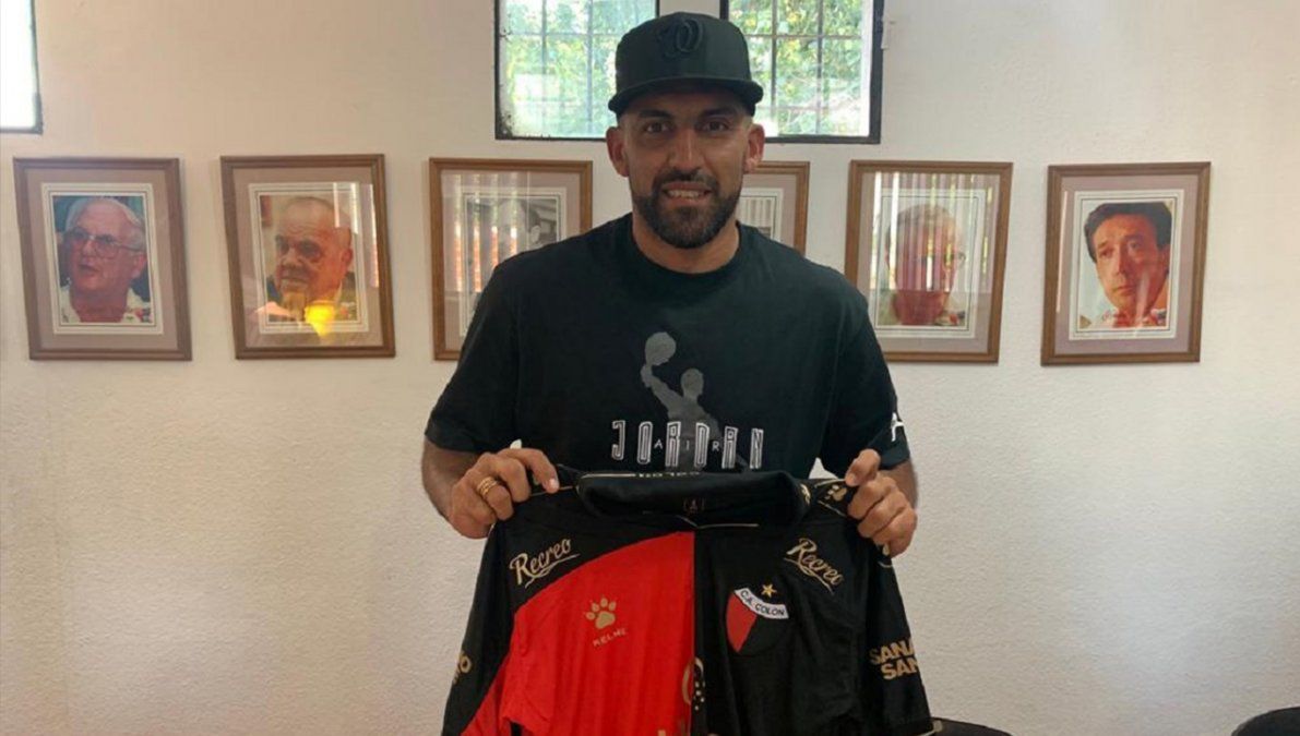 Ramón Ábila ya se sumó al Club Atlético Colón y trabajó de manera diferenciada con respecto al resto del grupo que conduce Julio César Falcioni.