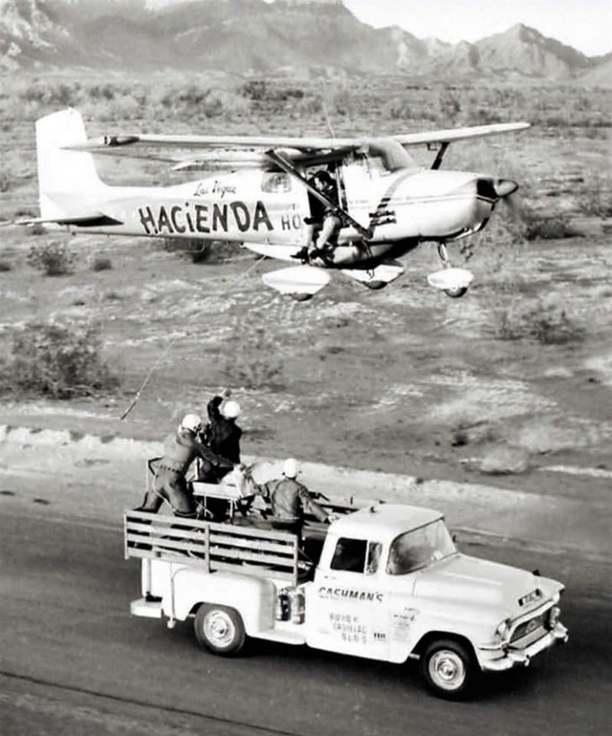 Se equipó una camioneta Ford –donada por la empresa Cashman Auto en Las Vegas– con un tanque y una bomba de combustible y, a cada reabastecimiento (que eran dos por día), lo realizaron en un largo tramo recto de una ruta en el desierto cerca de Blythe, California.