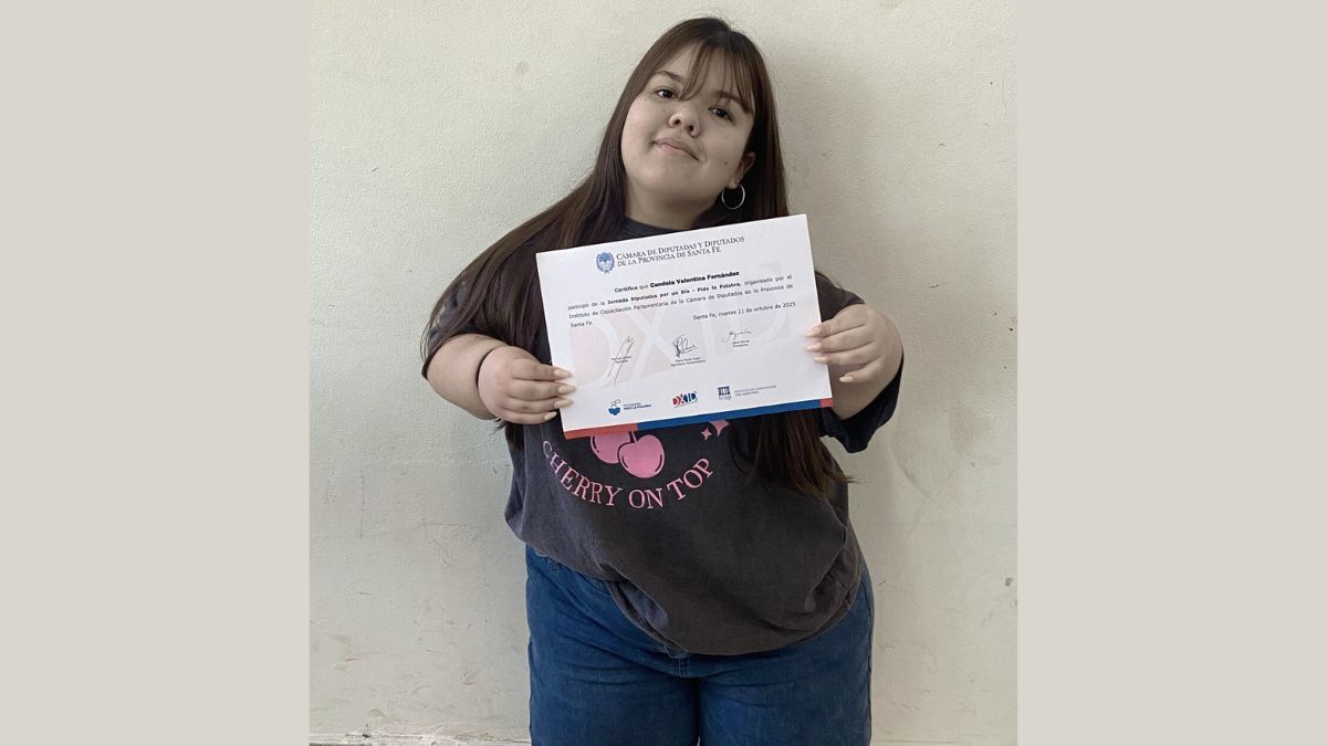 Candela Fern&aacute;ndez, joven estudiante rafaelina, llev&oacute; a la Legislatura de Santa Fe su historia personal que transform&oacute; en proyecto de Ley.