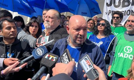 Los dirigentes de Amsafé y Sadop se manifestaron en el ingreso a la Legislatura, en contra de la reforma previsional presentada por el gobierno. Los dirigentes de Amsafé y Sadop se manifestaron en el ingreso a la Legislatura, en contra de la reforma previsional presentada por el gobierno.