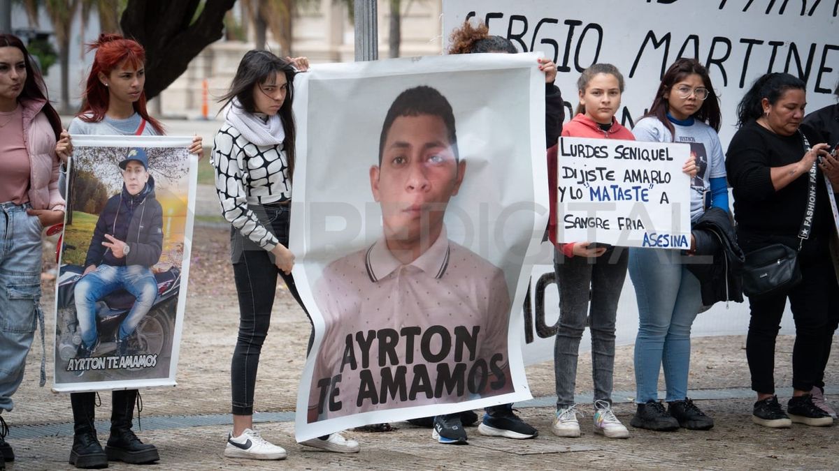 Familiares de Ayrton Díaz, en una manifestación frente a tribunales