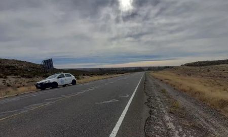 Frenó en la ruta para ayudar a una familia que hacía dedo y le robaron todo: estaban armados Frenó en la ruta para ayudar a una familia que hacía dedo y le robaron todo: estaban armados