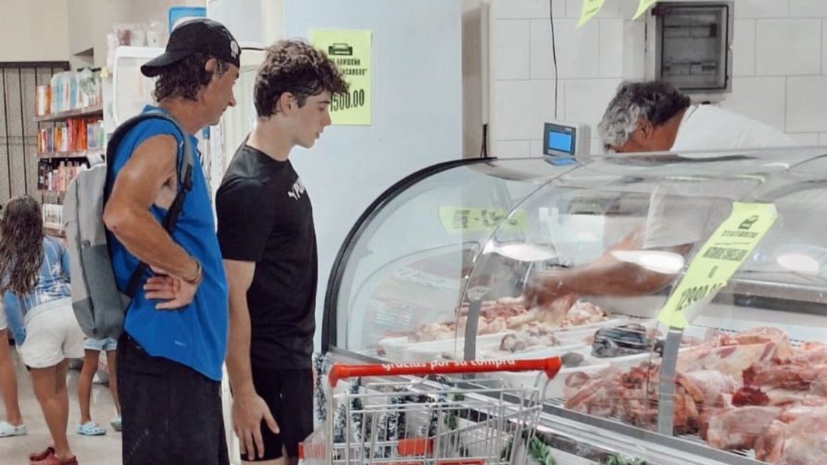 Franco Colapinto fue el supermercado y sus fotos se hicieron virales