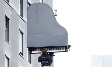 video: un musico toca el piano colgado de una grua a 40 metros de altura video: un musico toca el piano colgado de una grua a 40 metros de altura