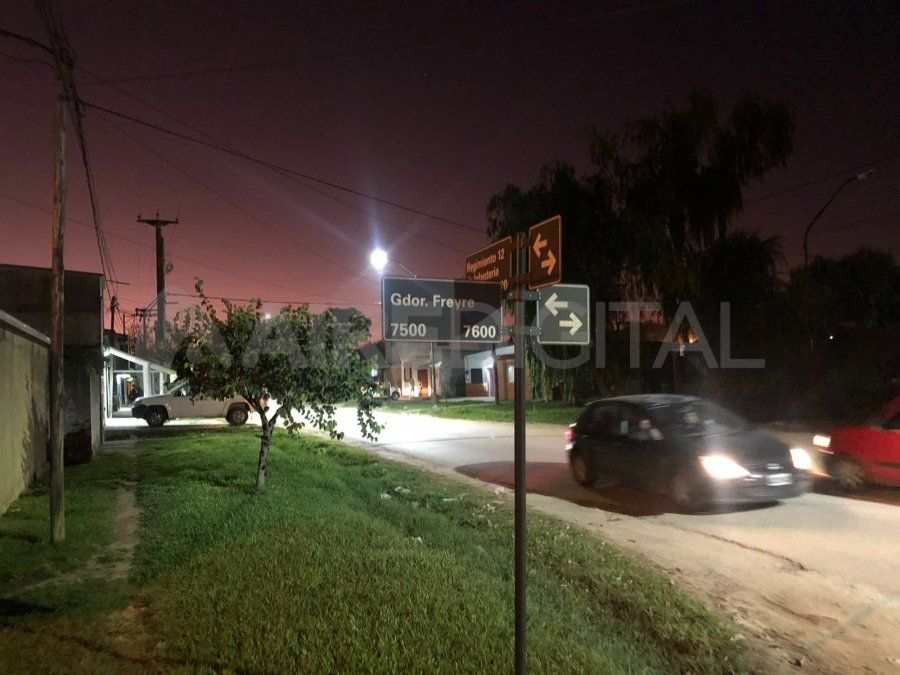 Los vecinos del barrio escucharon los disparos y salieron a ver qué estaba pasando. 