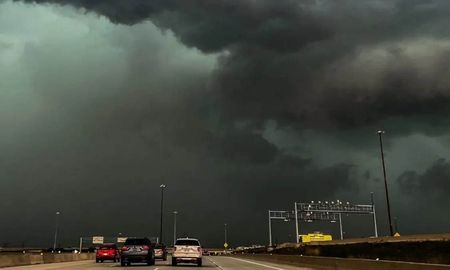 La tormenta fue de casi 1.000 kilómetros de largo. La tormenta fue de casi 1.000 kilómetros de largo.