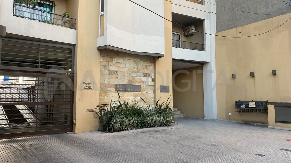 El hombre lo amenazó con una supuesta arma entre su ropa, que nunca mostró.