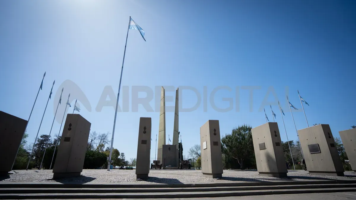 El Pórtico de la gloria es un homenaje a los caídos en el combate de San Lorenzo. El Pórtico de la gloria es un homenaje a los caídos en el combate de San Lorenzo.
