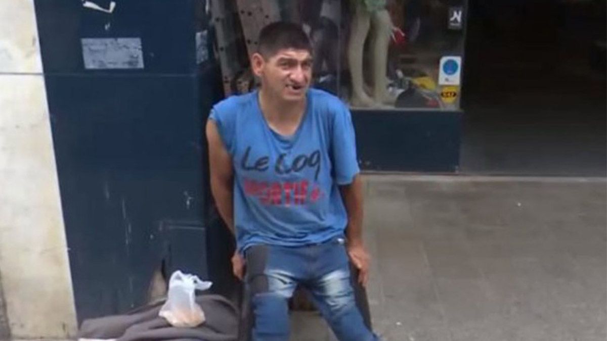 Robaron la silla de ruedas a un hombre en situación de calle con discapacidad