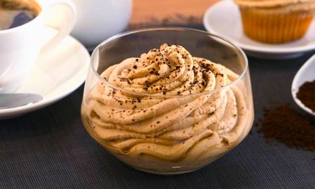 La crema moka es una receta fácil de hacer, perfecta para utilizar como relleno o cobertura de tortas u otros postres. La crema moka es una receta fácil de hacer, perfecta para utilizar como relleno o cobertura de tortas u otros postres.