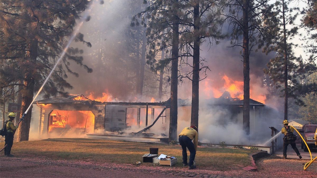 Esa sequía prolongada creó condiciones peligrosas, ya que la tierra seca contiene lo que se denomina "combustible muerto", lo que puede provocar una rápida expansión durante el avance del fuego.