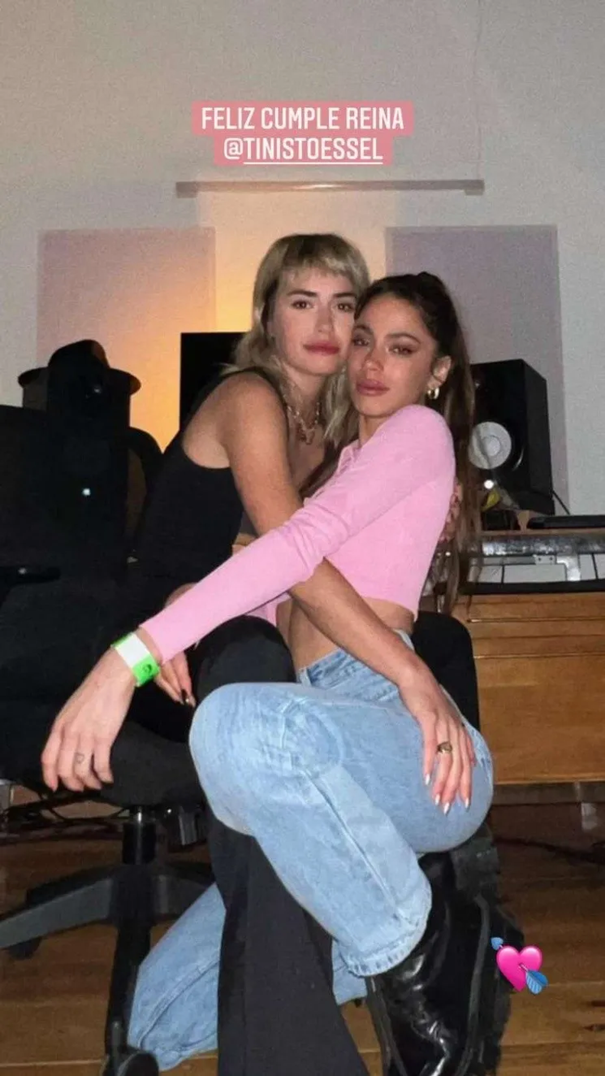 Lali Espósito y Tini Stoessel juntas en un estudio de grabación.