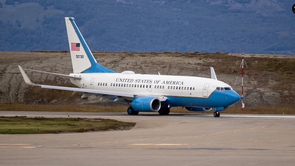 El Boeing C-40 Clipper de la Fuerza Aérea de EE.UU. que trasladó a legisladores de ese país, en el aeropuerto de Ushuaia. El Boeing C-40 Clipper de la Fuerza Aérea de EE.UU. que trasladó a legisladores de ese país, en el aeropuerto de Ushuaia.