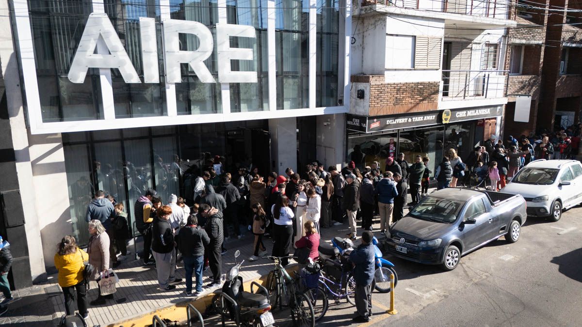 La gente sigue acercándose a cambiar figuritas a la vereda de AIRE.&nbsp;