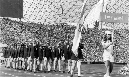 El martes 5 de septiembre de 1972 y, en el marco de los Juegos de Munich, Alemania Occidental, 11 miembros de la delegación israelí –entre atletas y entrenadores– fueron tomados como rehenes por el grupo terrorista palestino Septiembre Negro.
