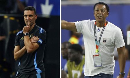 Un gesto de respeto en la previa: Cabo Verde le entregó un banderín a Scaloni antes del partido ante Argentina. Un gesto de respeto en la previa: Cabo Verde le entregó un banderín a Scaloni antes del partido ante Argentina.