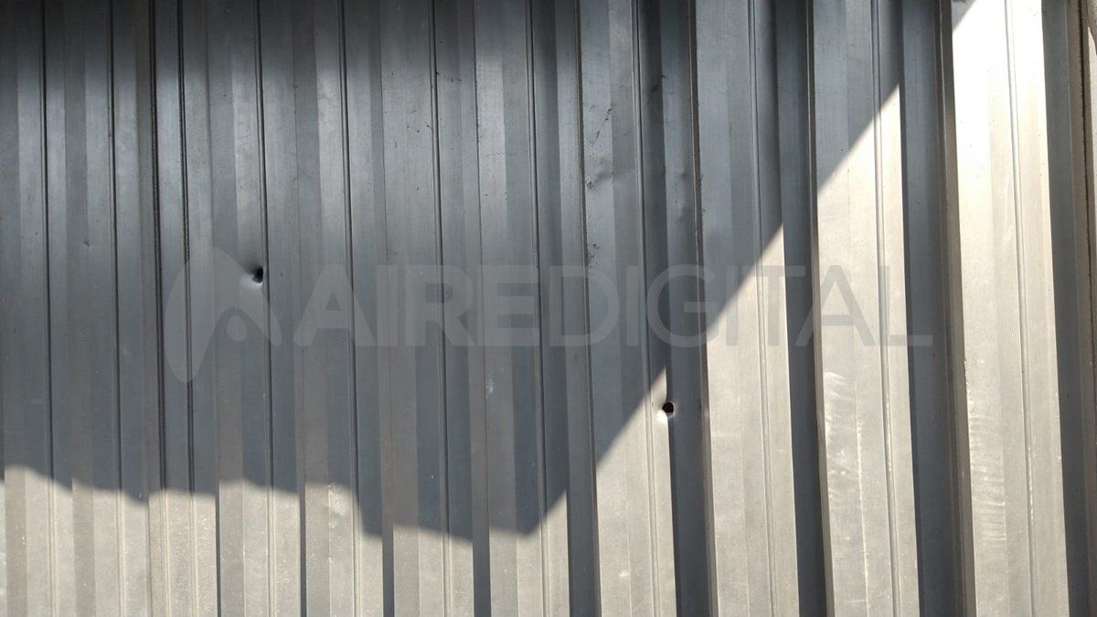 Los balazos dejaron dos agujeros en la persiana metálica de la ventana de la sede del Club Colón.
