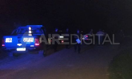 El cuerpo fue encontrado en una zona inhóspita en inmediaciones de calle Alberti y Chubut. Personal policial y los peritos trabajan en el lugar para identificar el cadáver.