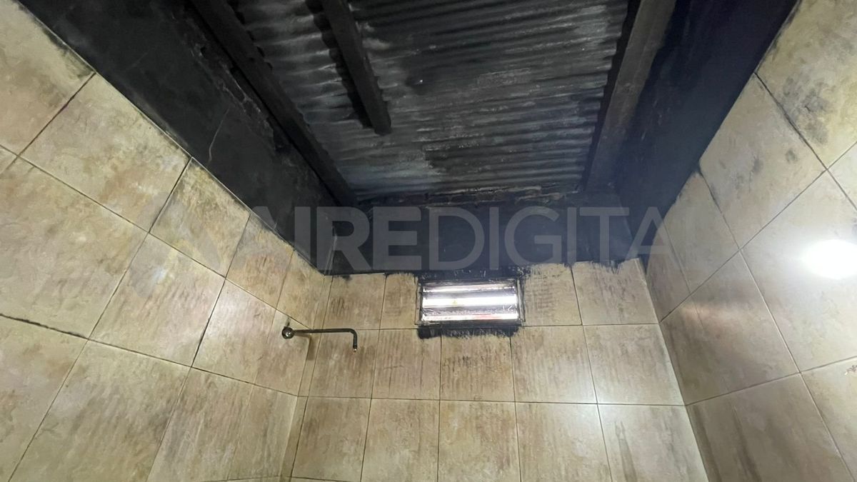 El fuego hizo estragos en el interior de la casa que hoy está cubierta de ollín. El fuego hizo estragos en el interior de la casa que hoy está cubierta de ollín.