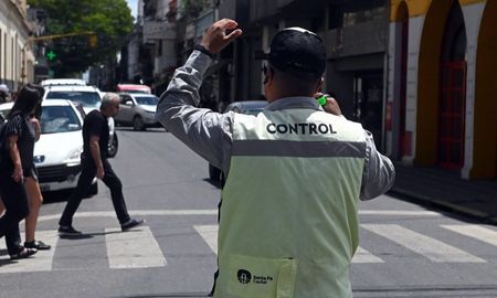 A raíz del inicio de las obras de renovación de las redes de agua potable y cloacas en la ciudad de Santa Fe, se implementarán cambios en los recorridos de las líneas de colectivos. A raíz del inicio de las obras de renovación de las redes de agua potable y cloacas en la ciudad de Santa Fe, se implementarán cambios en los recorridos de las líneas de colectivos.