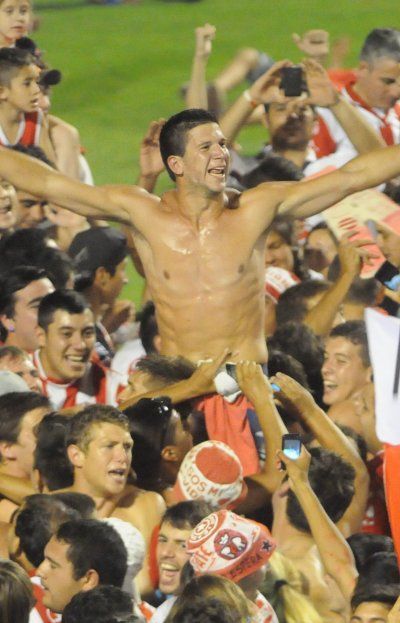 Barisone es llevado en andas por los hinchas de Unión. Fue uno de los jugadores de la cantera rojiblanca que estuvo presente en los dos últimos ascensos del club a la Primera División del fútbol argentino. Barisone es llevado en andas por los hinchas de Unión. Fue uno de los jugadores de la cantera rojiblanca que estuvo presente en los dos últimos ascensos del club a la Primera División del fútbol argentino.