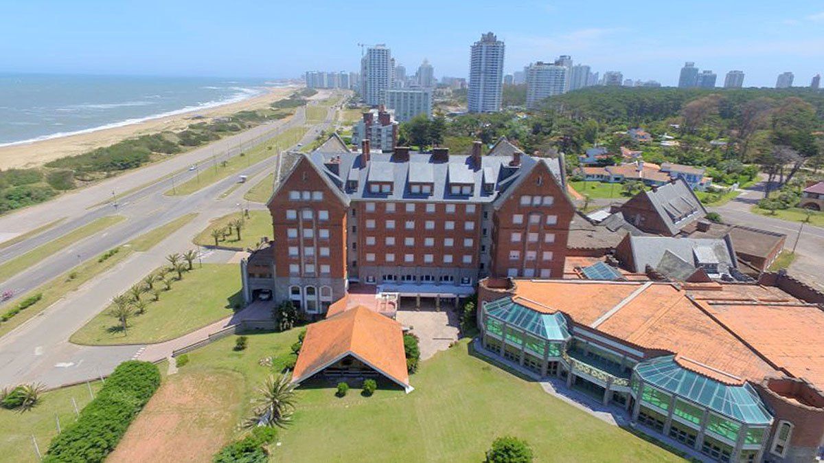 El icónico hotel San Rafael, de Punta del Este, fue demolido para ser reemplazado por un nuevo proyecto. A metros de la costa, ocurrió un naufragio a finales del siglo XVIII que le dio el nombre al barrio.