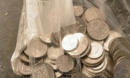 Hombre pagó su desayuno con monedas de 10 centavos y los empleados se vengaron de él. Hombre pagó su desayuno con monedas de 10 centavos y los empleados se vengaron de él.