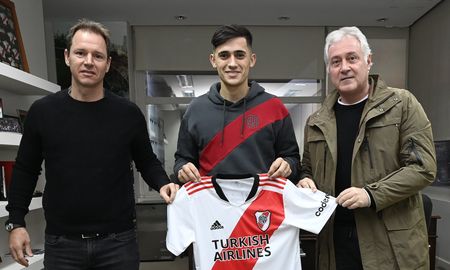 Solari, de 21 años, proveniente de Colo Colo de Chile, donde debutó hace dos temporadas, y es el cuarto refuerzo del equipo millonario tras la llegada de Lucas Beltrán, Rodrigo Aliendro y el colombiano Miguel Borja. Solari, de 21 años, proveniente de Colo Colo de Chile, donde debutó hace dos temporadas, y es el cuarto refuerzo del equipo millonario tras la llegada de Lucas Beltrán, Rodrigo Aliendro y el colombiano Miguel Borja.
