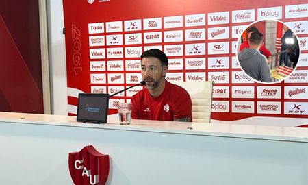 El especial regalo que le hizo el Kily González a los periodistas tras el partido de Unión vs. River El especial regalo que le hizo el Kily González a los periodistas tras el partido de Unión vs. River