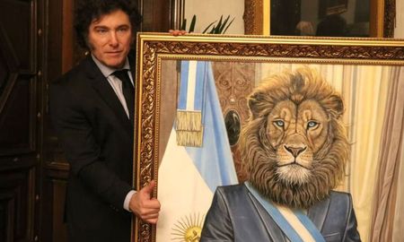 El cuadro de un león con la banda presidencial, uno de los regalos que recibió Javier Milei en 2024.&nbsp;