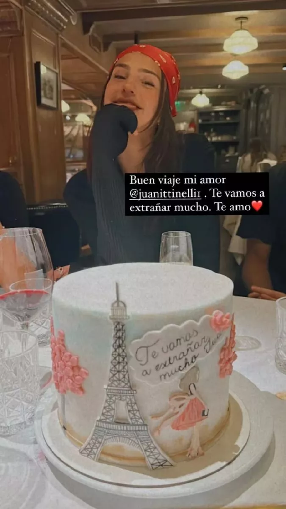  La lujosa cena familiar que Marcelo Tinelli preparó para despedir a su hija Juanita. La lujosa cena familiar que Marcelo Tinelli preparó para despedir a su hija Juanita.