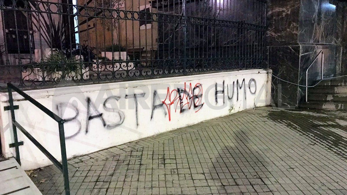 Además de la Municipalidad, aparecieron pintadas en la sede de gobernación, la catedral, los tribunales, Puente Rosario-Victoria, los alrededores del Patio del Mercado, un local frente a Ansés y el portal principal del clásico edificio La Favorita.