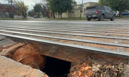 Vecinos advirtieron sobre un importante socavón que se formó al costado del paso a nivel de Iturraspe y 4 de Enero Vecinos advirtieron sobre un importante socavón que se formó al costado del paso a nivel de Iturraspe y 4 de Enero