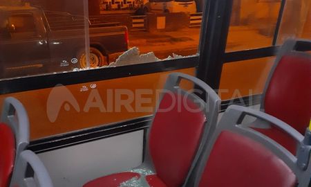 Una mujer resultó herida este martes a la noche luego de que desconocidos atacaran a piedrazos a un colectivo de la línea 9. Una mujer resultó herida este martes a la noche luego de que desconocidos atacaran a piedrazos a un colectivo de la línea 9.