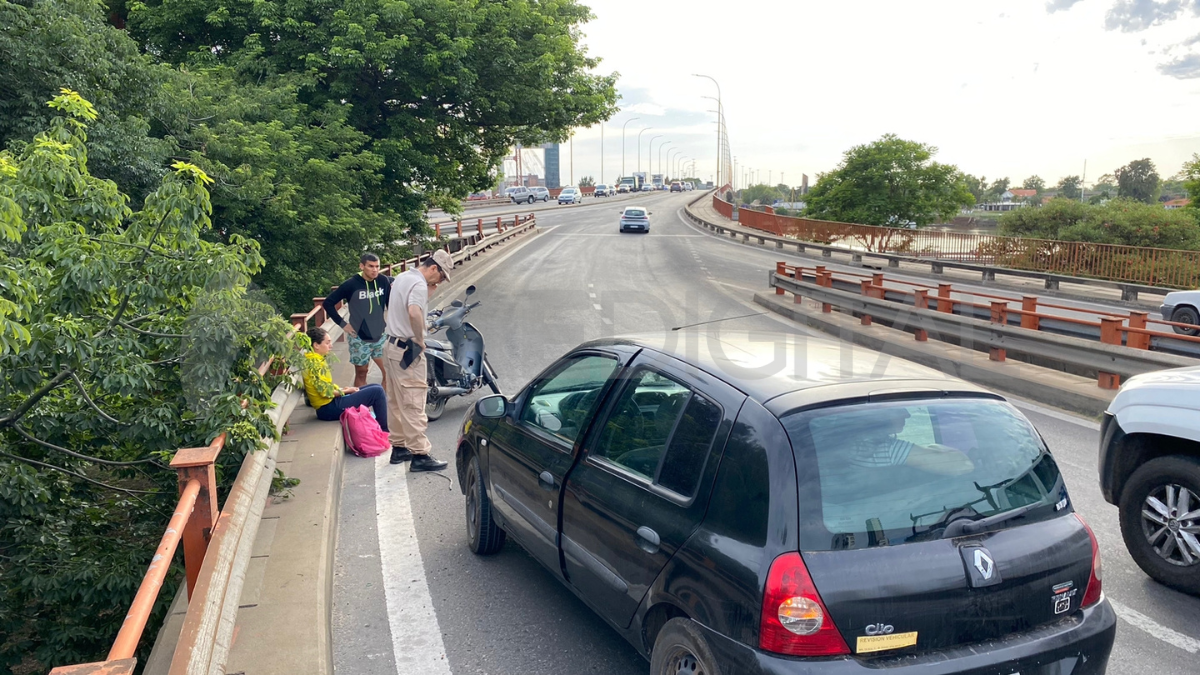 La motociclista circulaba con dirección a Paraná cuando su moto derrapó en el viaducto. 