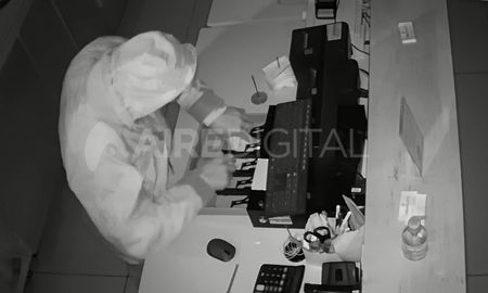 Filmado. El ladrón abrió la caja de la recaudación y se llevó unos pesos. Filmado. El ladrón abrió la caja de la recaudación y se llevó unos pesos.