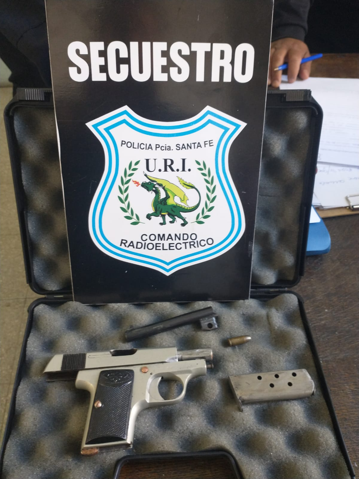 Tras el allanamiento, personal policial secuestró desde la mesa del comedor de 56 cartuchos calibre .22 y desde el placar de la habitación principal un arma de fuego color negra, marca Bersa calibre .22, modelo 62, con su respectivo cargador colocado, sin cartuchos en recámara ni en el cargador.