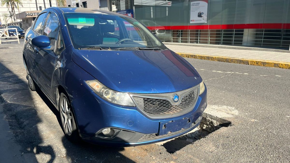 Una mujer conducía su auto y cuando quiso estacionar cayó en un pozo en pleno centro de la ciudad de Santa Fe.
