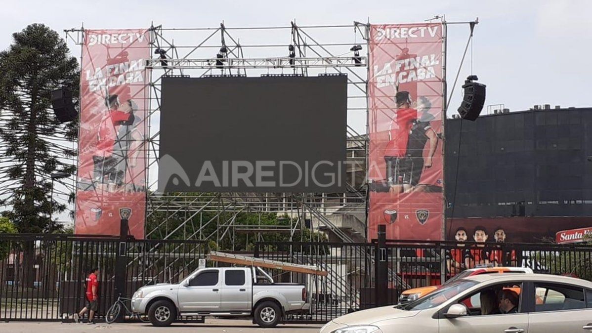 La pantalla gigante espera por los hinchas en el estadio Brigadier López