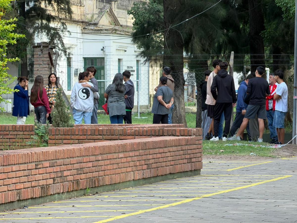 Los estudiantes hacen fila para ingresar