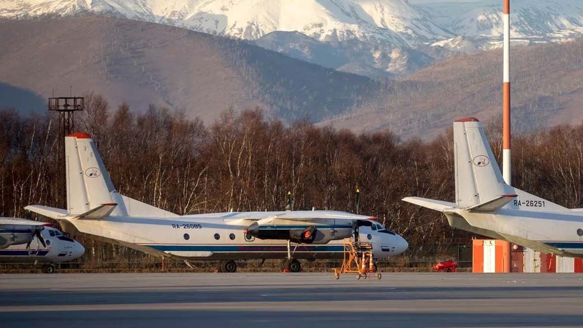 Una parte del fuselaje fue encontrada en la orilla, la otra en el agua.