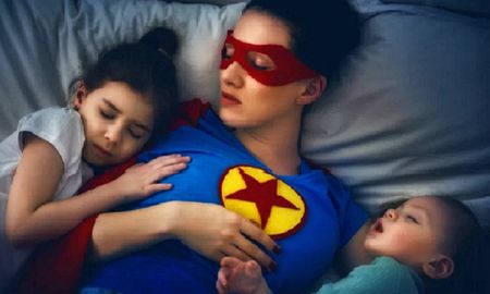 Cuidar a los hijos cansa más que trabajar fuera de casa: lo dice la ciencia Cuidar a los hijos cansa más que trabajar fuera de casa: lo dice la ciencia