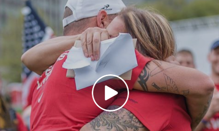 Hijo sorprende a su madre biológica que lo dio en adopción hace 35 años