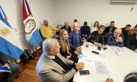 Anahí Rodríguez, presidenta de Aguas Santafesinas, fue recibida por la Comisión de Obras y Servicios Públicos de la Cámara de Diputados de Santa Fe. Anahí Rodríguez, presidenta de Aguas Santafesinas, fue recibida por la Comisión de Obras y Servicios Públicos de la Cámara de Diputados de Santa Fe.