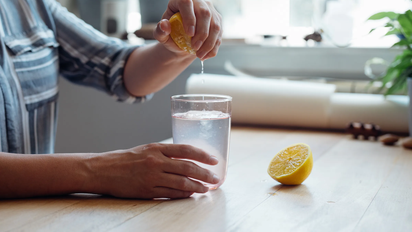 Agua caliente con limón: ¿son sus beneficios mitos o realidad?