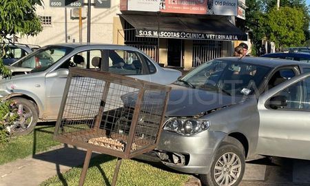 Los dos vehículos que protagonizaron el accidente terminaron arriba de la vereda. Los dos vehículos que protagonizaron el accidente terminaron arriba de la vereda.